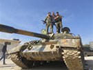 Povstalci v provincii Idlíb pózují na ukoistném tanku (28. íjna 2012)