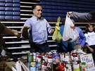 Mitt Romney pomáhá v Ohiu vybírat jídlo a pití pro obti niivé boue Sandy...