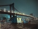 Voda zaplavuje nábeí v Brooklynu pod Manhattanským mostem (29. íjna 2012)