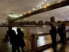 Lidé se z Brooklynu dívají na panorama potemnlého Manhattanu (30. íjna 2012)