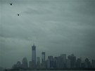Helikoptéry pelétají nad Manhattanem, který kvli boui Sandy potemnl (30.