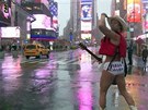 Nahý kovboj zpívá na Times Square navzdory boui