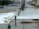 Boue Sandy zaplavuje pobení oblasti Atlantic City v New Jersey.