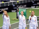 FEDCUPOVÉ FOCENÍ. eské tenisové reprezentantky  (zleva) Lucie afáová, Andrea