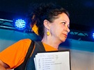 Moderátorka charitativního festivalu Pozdní sbr Ester Koiková poslouchá