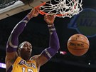 Dwight Howard z LA Lakers smeuje do koe Dallasu.