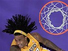 Jordan Hill z Los Angeles Lakers stráí ko.