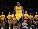 Kobe Bryant z LA Lakers vyhlíí poráku s Dallasem.