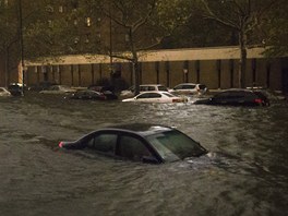 Ulice New Yorku se po úderu hurikánu Sandy zmnily v eky. Voda se dostala i do...