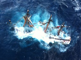 Potápjící se replika historické lodi HMS Bounty, kterou boue Sandy zastihla u...