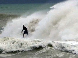 Odváný surfa neodolal vysokým vlnám doprovázejícím hurikán Sandy u pláe v...