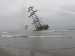 Replika plachetnice La Grace ztroskotala u španělské Marbelly. (26. 10. 2012) 