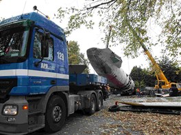 Nakládání trupu olomouckého tupolevu, který se stane nejvtím exempláem Air...