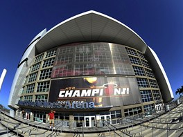 NOVÍ AMPIONI. Výzdoba miamské haly American Airlines Arena upozoruje, e tady