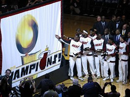TO JSME MY, AMPIONI. Basketbalisté Miami Heat v úterý oslavili titul z minulé