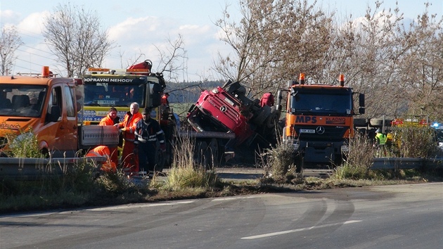 Nkladn auto zablokovalo provoz na R6.