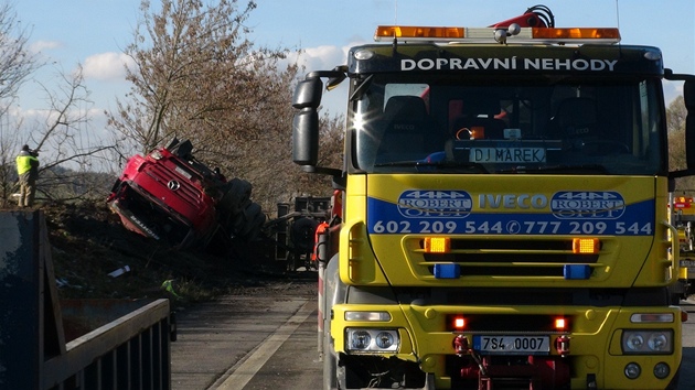 Nkladn auto skonilo zcela mimo silnici.