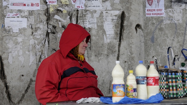 Prodavaka mlka na kyjevskm trhu (29. jna 2012)