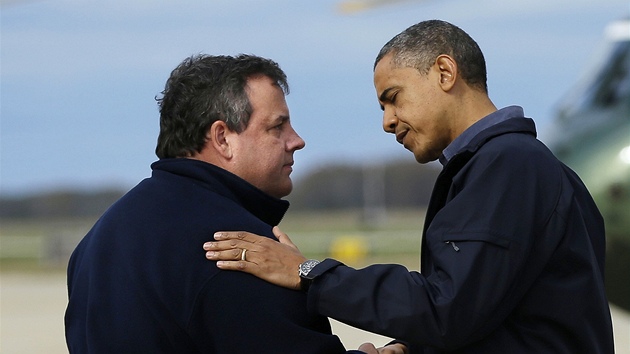 Americk prezident Barack Obama a guvernr sttu New Jersey Chris Christie na letiti v Atlantic City (31. jna 2012)