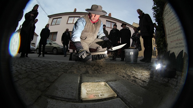 Mikulovský id Lubomír Hlavenka nechal do dlaby vsadit dva pamtní kameny