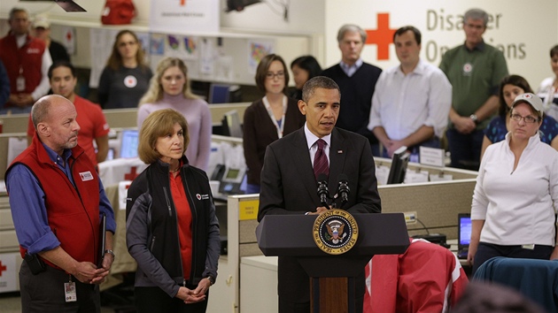 Barack Obama na nvtv operanho centra ervenho ke ve Washingtonu (30. jna 2012). 