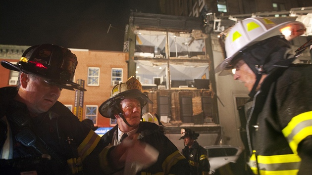 Na Manhattanu spadla st fasdy jedn z budov. Nikoho nezranila. Do jednotlivch byt je z ulice vidt jako do domeku pro panenky (29. jna 2012)