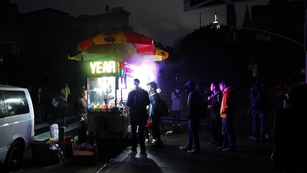 Newyoran ekaj za tmy u stnku s jdlem. Kvli boui Sandy bylo st msta bez proudu (30. jna 2012)