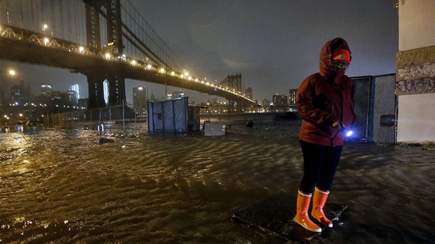Jeden z mstnch obyvatel prochz zaplavenmi ulicemi u brooklynskho mostu.