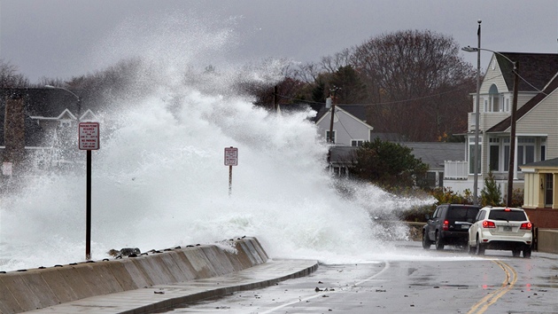 Vysok plivov vlny narej do poben hrze v Kennebunku ve stt Maine.