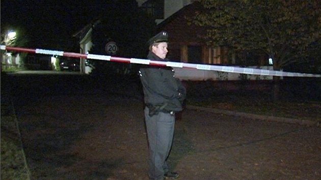 Policista hld pjezdovou cestu k restauraci v Ldv, v n bylo nalezeno mrtv novorozen