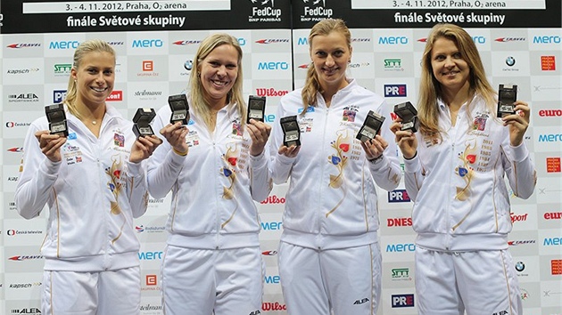 BRILIANTY? PROS�M. �esk� tenistky p�zuj� se �perky, kter� dostaly p�ed fedcupov�m fin�le.