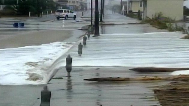Boue Sandy zaplavuje poben oblasti Atlantic City v New Jersey.