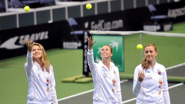 FEDCUPOV FOCEN. esk tenisov reprezentantky  (zleva) Lucie afov, Andrea Hlavkov a Petra Kvitov pzuj ped praskm finle fotografm. 