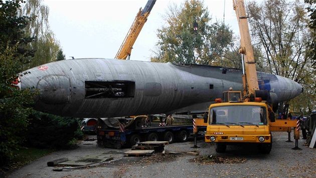 Nakl�d�n� trupu olomouck�ho tupolevu, kter� se stane nejv�t��m exempl��em Air Parku ve Zru�i u Plzn�.