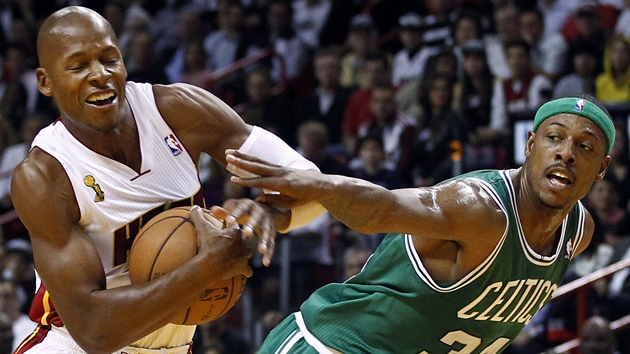 DVE SPOLUHRI, DNES KONKURENTI. Ray Allen (vlevo) z Miami a Paul Pierce z Bostonu bojuj o m.