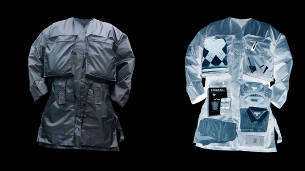 Speciální "zavazadlo" Jaktogo se dá nosit jako kabát, nebo jako šaty. Do 14 kapes různých velikostí je možné nacpat až 15 kg předmětů včetně iPadu.