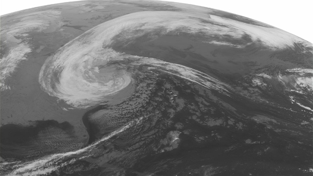 Satelitní zábr ukazuje, e se boue Sandy kompletn pesunula nad