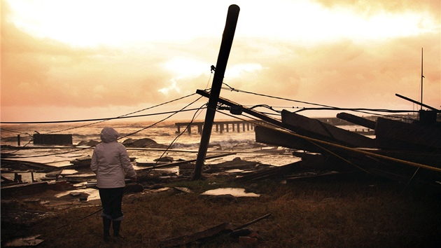 Obyvatelka Atlantic City obhlíží škody poblíž svého přímořského sídla. (30.