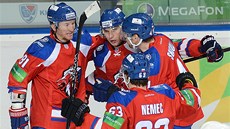 KONE�N� TO VY�LO. Hokejisté týmu Lev Praha se radují z gólu v utkání s