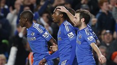 TO BYL ZÁPAS! Fotbalisté Chelsea se radují z gólu Daniela Sturridge b�hem