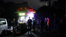 Newyorané ekají za tmy u stánku s jídlem. Kvli boui Sandy bylo ást msta