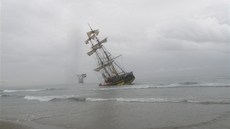Replika plachetnice La Grace ztroskotala u španělské Marbelly. (26. 10. 2012)  