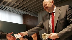 Tiaticeti zamstnancm krachujícího Karlovarského porcelánu v Nové Roli