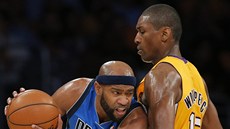 Vince Carter (vlevo) z Dallasu se probíjí kolem Metty World Peace z LA Lakers.