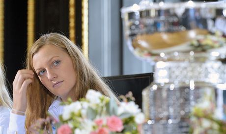 BUDE NAE? Petra Kvitová pokukuje po trofeji pro vítzky Fed Cupu