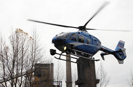 Policejní vrtulník piletl napíklad po výbuchu v koksárenské baterii ostravské huti ArcelorMittal v listopadu 2012.