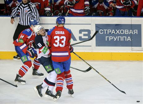 KONENÁ. Zákrok Zdena Cháry, který atana vyadil ze hry. Te by se vak mohl vrátit a pomoct Slovanu v play-off.