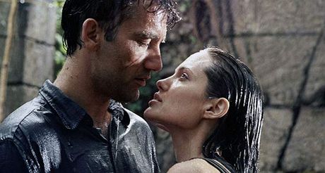 Z filmu Hranice zlomu (2003) - Angelina Jolie a Clive Owen