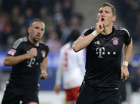 DALÍ VÝHRA. Bastian Schweinsteiger se raduje ze svého gólu do sít Hamburku.