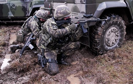 Mezi jiným i nácvikem minometného pepadu se etí vojáci pipravovali na misi v Afghánistánu. Zdá se pravdpodobné, e ochota politik vysílat vojáky na vzdálená bojit po volbách poklesne.